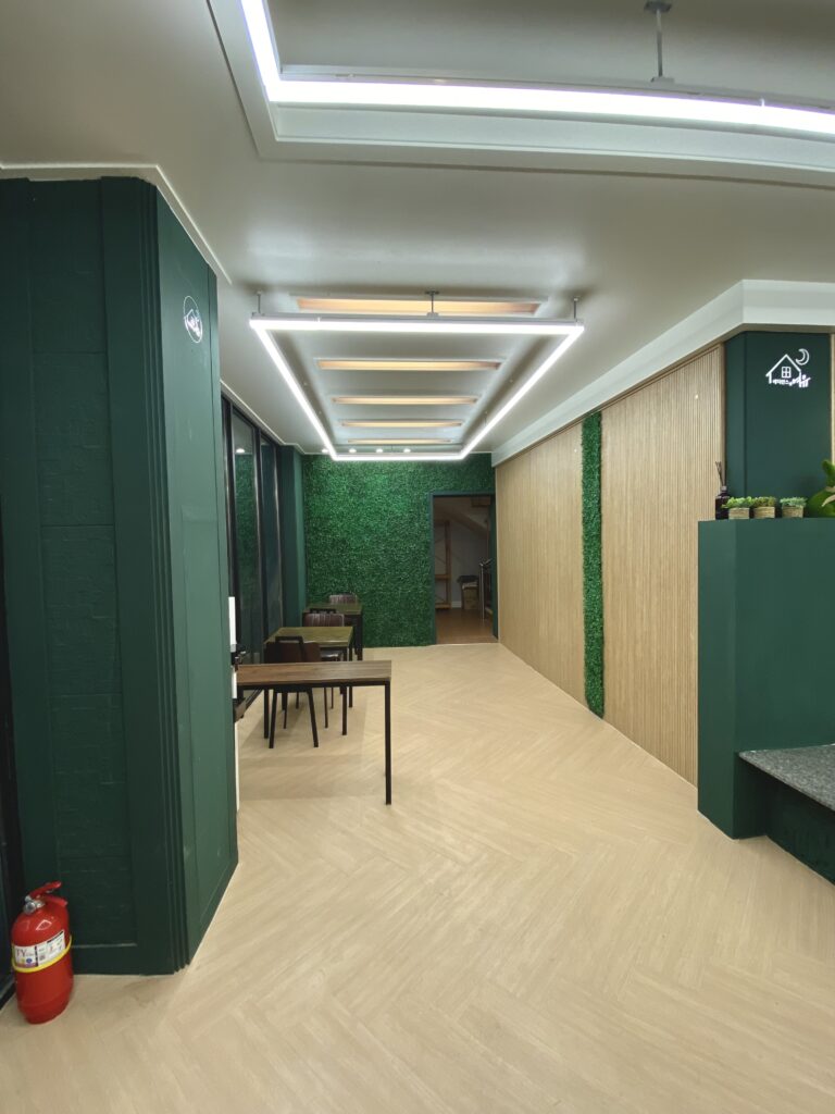 모텔 입구 리모델링 후