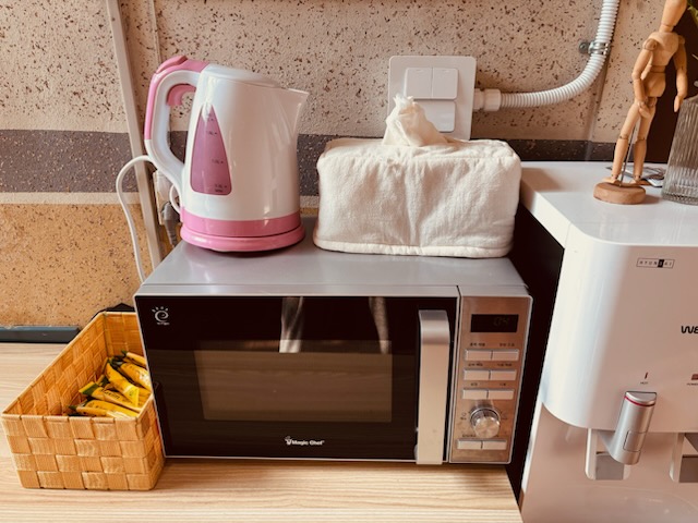 모텔 달방 제공 비품들 전자렌지,전기 포트