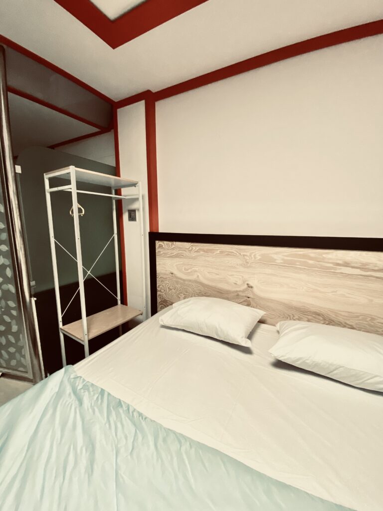 구미 월세 모텔 103호 침대