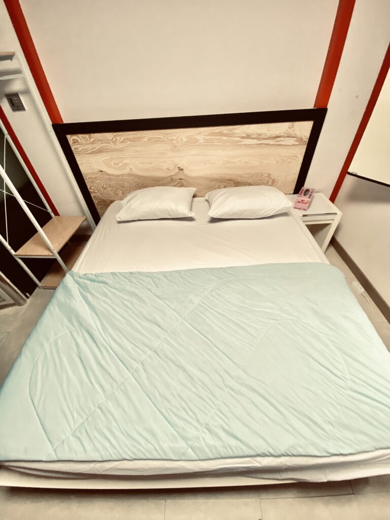 구미 월세 모텔 103호 침대2