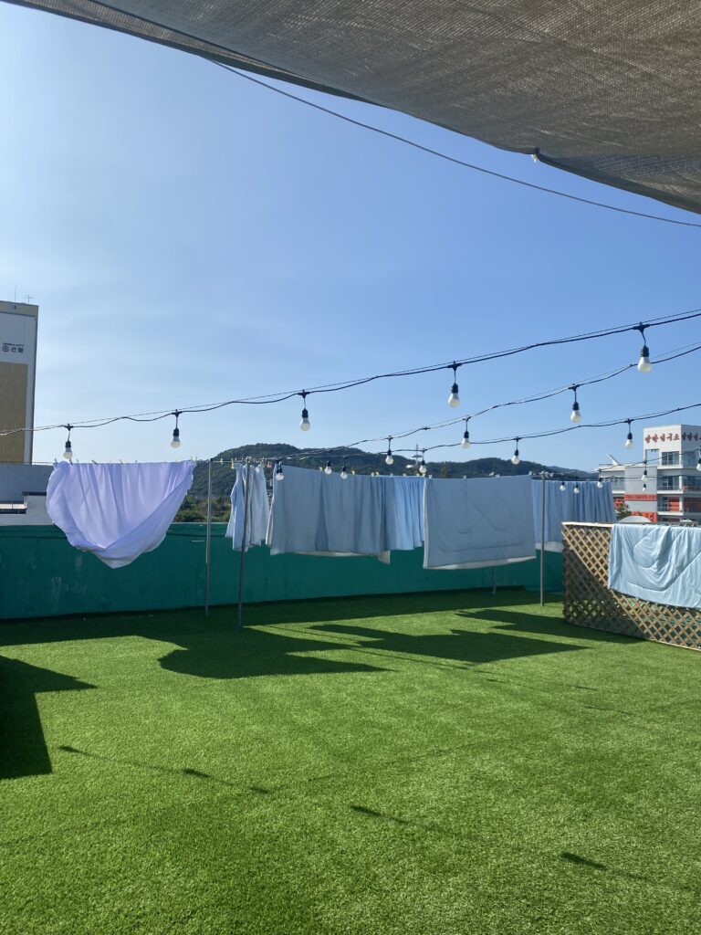 모텔 달방 세탁물 옥상 햇빛에 건조